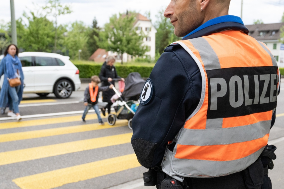 Polizist der Stadtpolizei St.Gallen bei der &Uuml;berwachung des Schulweges
